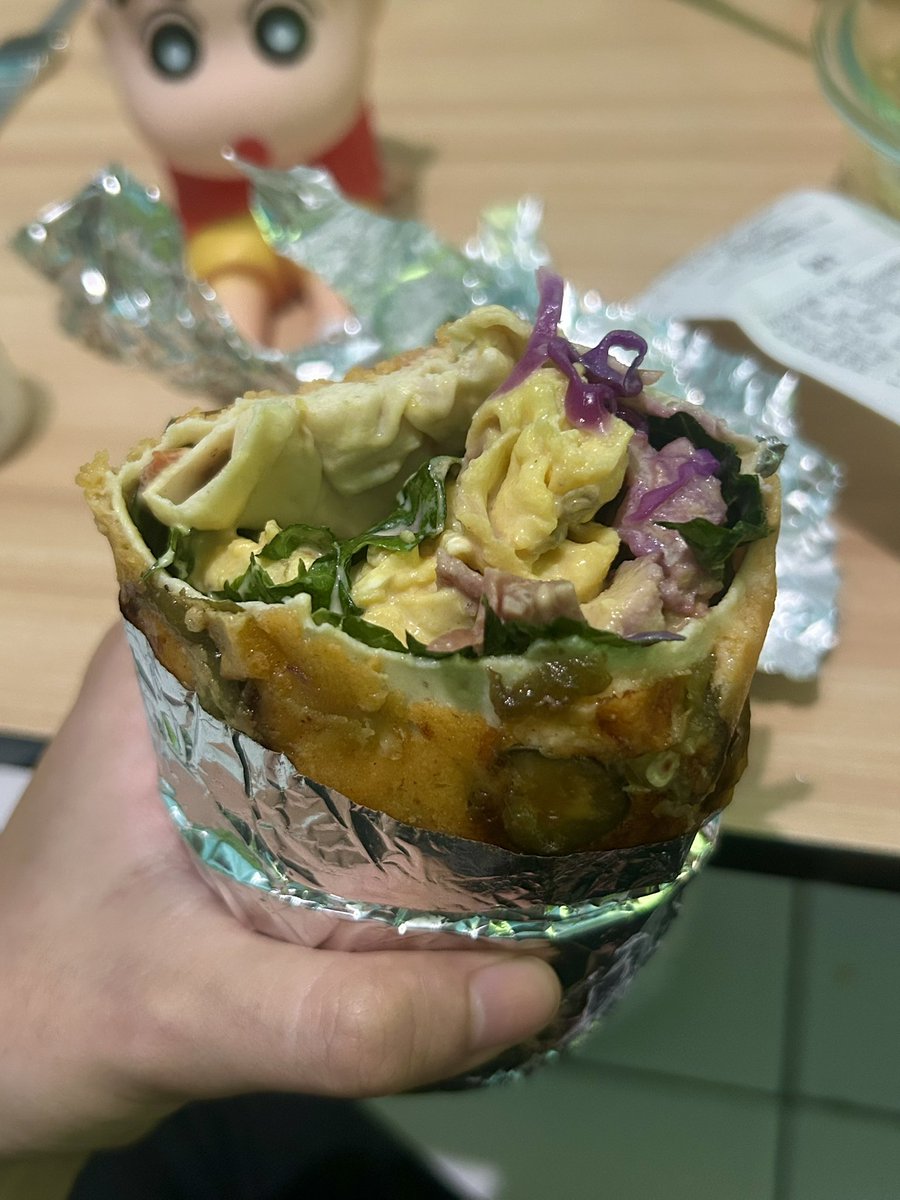 slovvanimal's tweet photo. ternyata aku lebih suka salad wrap fit fuel daripada hijoo, hijoo rasanya kek kebab gara2 dressingnya udah dimasukin duluan kali ya? 😂 https://t.co/n6J47V6aEu
