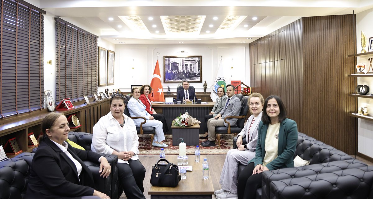 ZonguldakBEL67's tweet photo. Türk Hemşireler Derneği Başkanı Arife Ayaz ve yönetim kurulu üyeleri, Hemşireler Haftası dolayısıyla Başkanımız Tahsin Erdem’i makamında ziyaret etti.

Gerçekleştirilen ziyarette, hemşirelik mesleğinin toplum sağlığı açısından taşıdığı önem ile sağlık çalışanlarının özverili çalışmaları üzerine görüş alışverişinde bulunuldu. 

Başkanımız Tahsin Erdem, insan sağlığı için gece gündüz fedakârca görev yapan tüm hemşirelerin Hemşireler Haftası’nı kutlayarak çalışmalarında başarılar diledi.