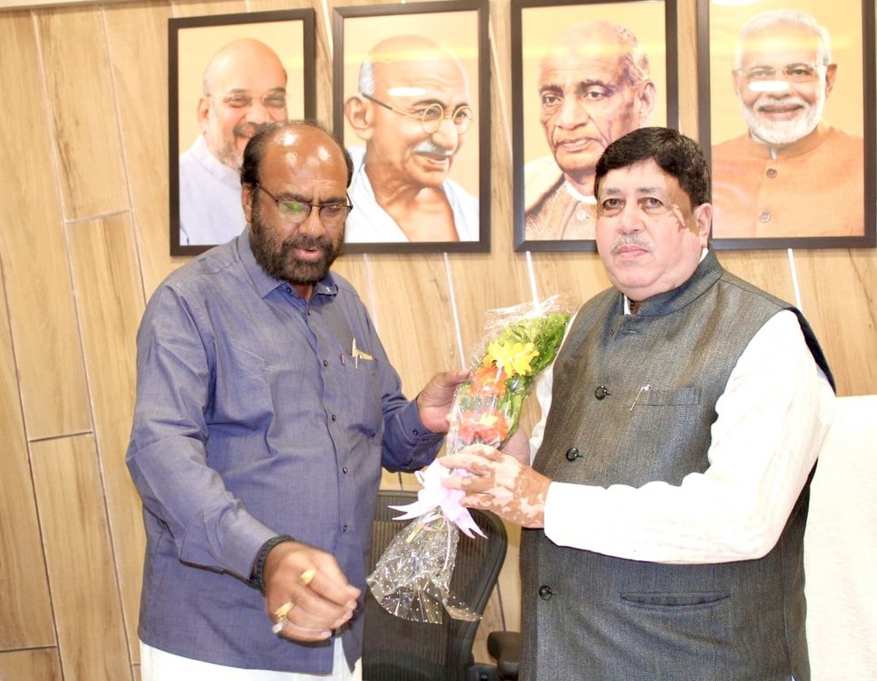 m_sanvat's tweet photo. हमारे मित्र,अमरेली के पूर्व विधायक,सांसद,गुजरात सरकार के पूर्व केबिनेट मंत्री,ईफको,गुजकोमासोल एवं अनेकानेक राष्ट्रीय और अंतर्राष्ट्रीय सहकारी संस्थाओं के अध्यक्ष,चेयरमैन श्री @Dileep_Sanghani जी को उनके जन्मदिन पर हार्दिक बधाई सह ढेर सारी शुभकामनाएं ।
@IFFCO @IFFCO__TOKIO https://t.co/3ofMe76l5t