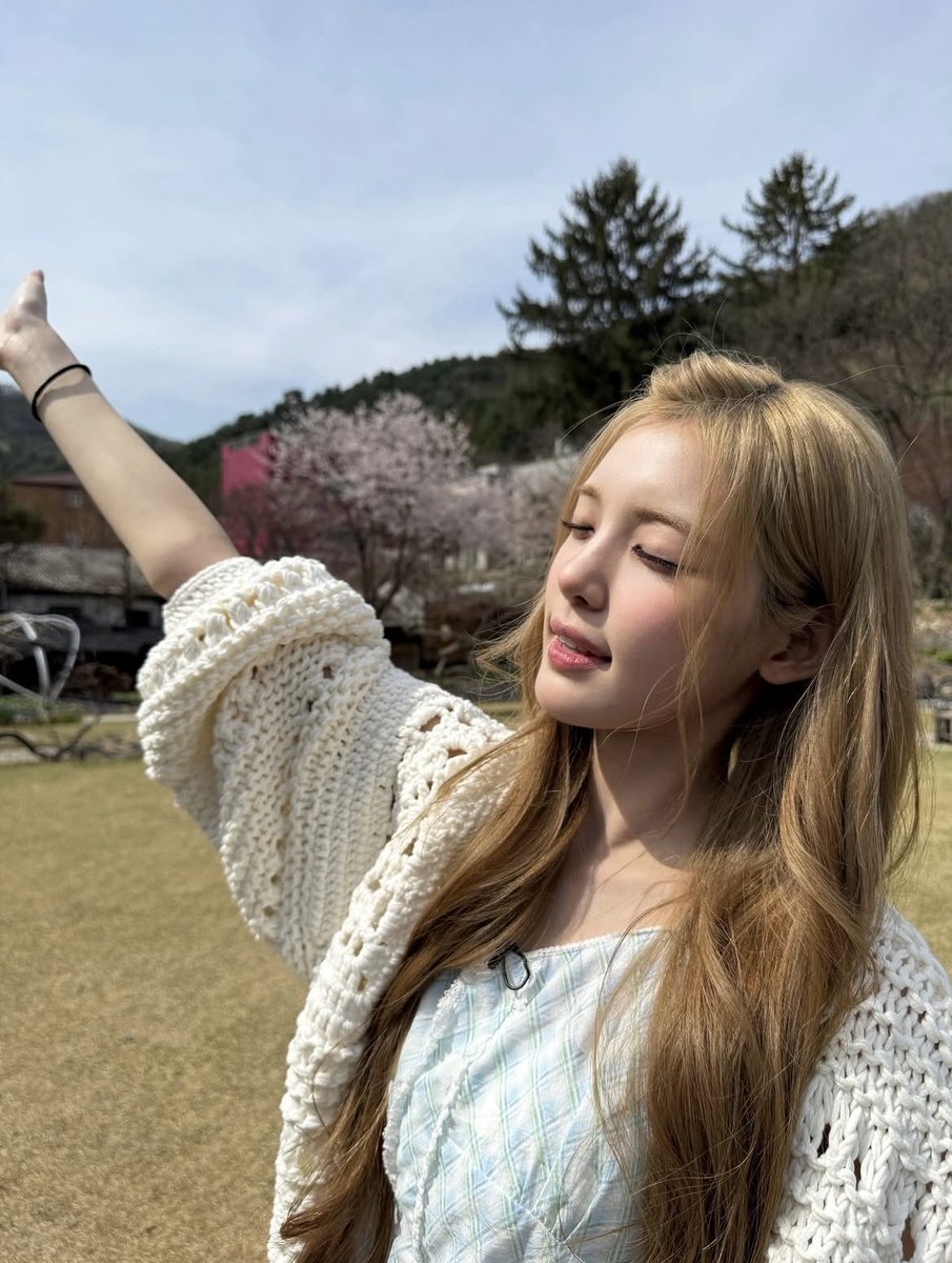 nyutellapics's tweet photo. hearts2hearts instagram update ♡ https://t.co/Q3bvv53X86