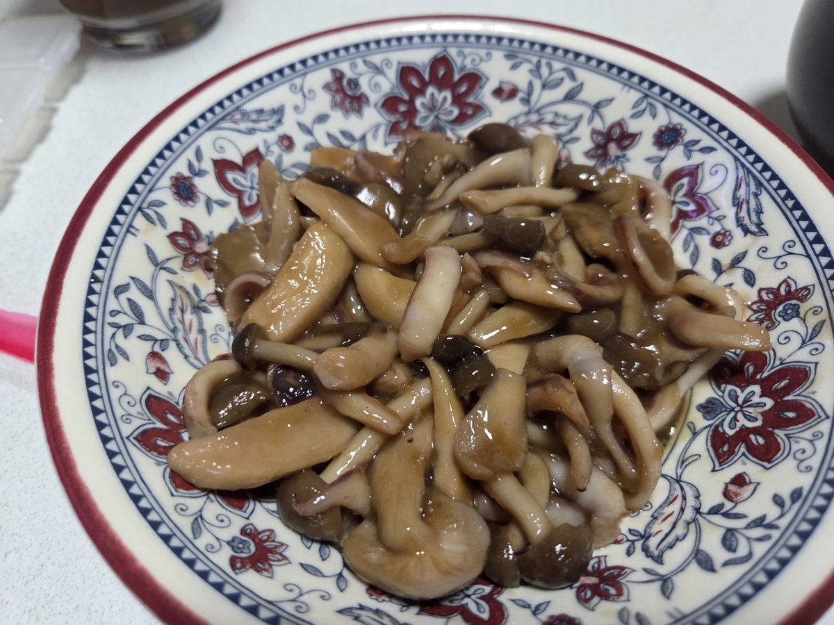 キノコとイカの甘辛あんかけ炒め！
味を薄めにする代わりに鷹の爪を入れてピリ辛に！