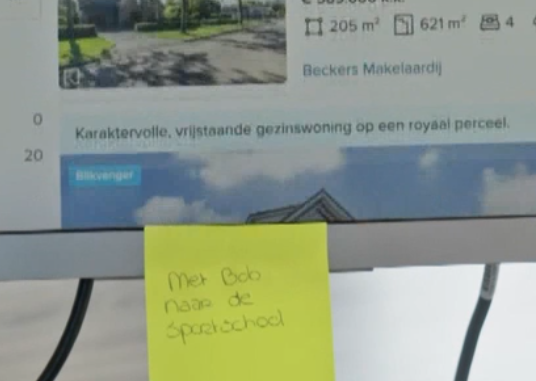 swing76's tweet photo. Haha mooie post-it gespot bij Alex 🏋️‍♂️🏋️‍♂️

#kopenzonderkijken #fitboys https://t.co/8Je1j9vuSR