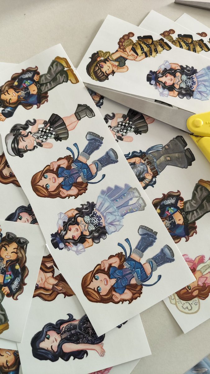 Isartmazing's tweet photo. Recortando freebies para twice hasta el último minuto 😖 https://t.co/FLvoAH8ncw