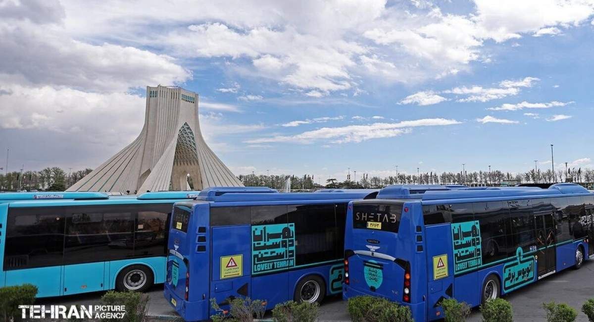 یک دستِ متخصصان #شهرداری_تهران به آواربرداری ونجات مردم در دل جنگ بودو دست دیگرشان به کلیدِ ۵۰ اتوبوس برقی و ۳۵ اتوبوس دوکابین،این یعنی مدیریت بحران درترازجمهوری اسلامی؛یعنی در اوج نبردهم چرخ زندگی ونوسازی شهر ازحرکت نمی‌ایستد