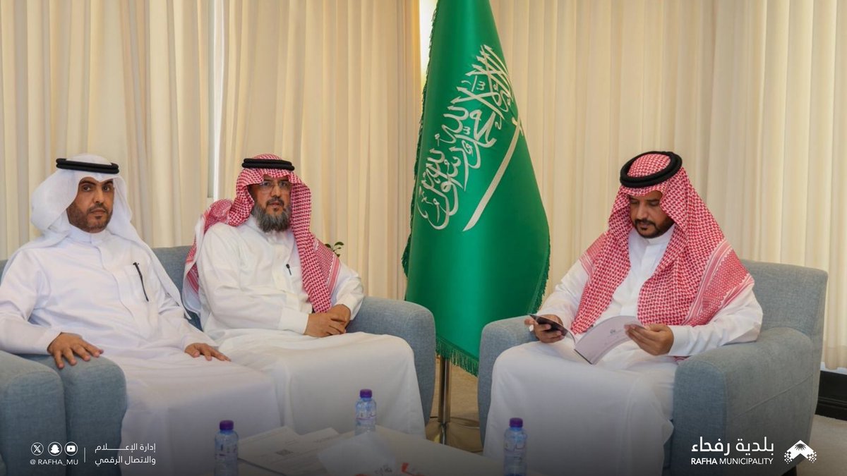 Rafha_Mu's tweet photo. 📸| 

أستقبل رئيس بلدية محافظة رفحاء
م/ فهد بن إبراهيم العنزي 
ممثلي جمعية عمار المساجد وذلك خلال لقاء جرى فيه بحث سبل التعاون وتعزيز المبادرات المجتمعية ذات الأثر الإيجابي بالمحافظة. https://t.co/CVmcyuAlm4