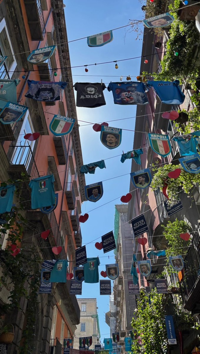 carraccedo's tweet photo. Napoli es azul y sabe a pizza margarita. https://t.co/lOwR3WE56A