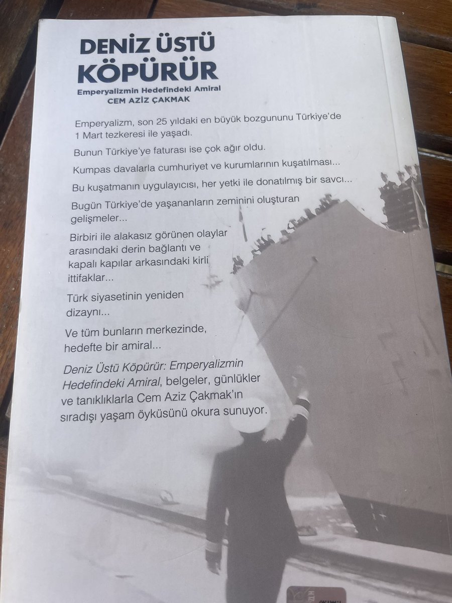 avtolgaakalin's tweet photo. Türkiye’de basın emekçiliğinin/yazarlığın geleceğine çok büyük katkılar yapacağına yürekten inandığım kıymetli  kardeşim Çağdaş Bayraktar “Emperyalizmin Hedefindeki Amiral DENİZ ÜSTÜ KÖPÜRÜR” adlı kitabında, donanmanın altın çocuğu rahmetli Cem Aziz Çakmak amiralin hayatını anlatmış. Yine ona ve Türk ordusuna cepheden, Balyoz ve diğer kumpas davaları eliyle saldıran FETÖ’cü alçaklığı ve hainliği çok iyi bir şekilde özetlemiş.

Özellikle Cumhuriyet’i koruma ve geliştirme azim ve kararlılığında olan genç arkadaşlarımızın mutlaka okuması gereken bir eser.

Tabii ki böyle bir esere saygıdeğer gazeteci @baristerkoglu’nun önsöz yazması ve yine onu @krmzkedikitap ve @halukhepkon’un dünyamıza ulaştırması ayrı bir anlam katmış. @cagdasbayraktar