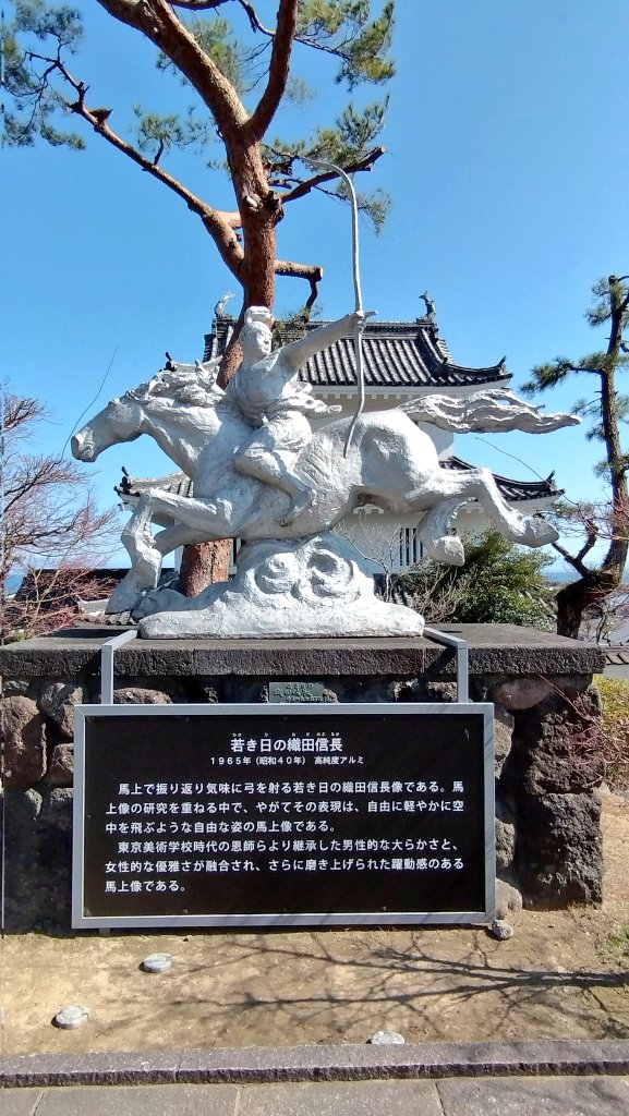 岐阜公園 と #島原城 にある若き日の信長像です。作者は彫刻家として知