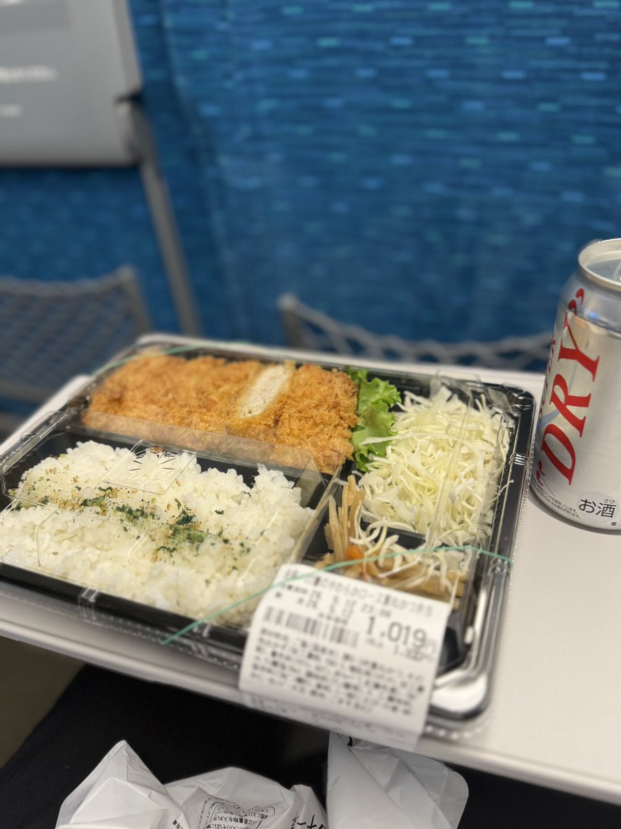 koke_cherry's tweet photo. 家路につきます🚄
皆様お疲れ様でした😌

え？今日まだ火曜なん？😨 https://t.co/tZ44mAmfQA