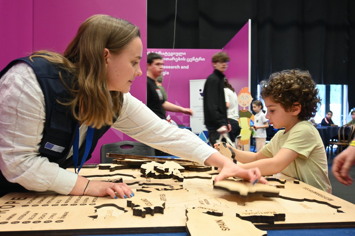 IOMGeorgia's tweet photo. #IOMGeorgia celebrated #EuropeDay with partners, diplomatic missions, migrants, and the wider public. From curious kids enjoying the puzzle to lively quizzes and border‑crossing simulations, the energy was incredible. 
🇪🇺 Thank you to everyone who celebrated the day with us! https://t.co/4cXJ0S4NmF