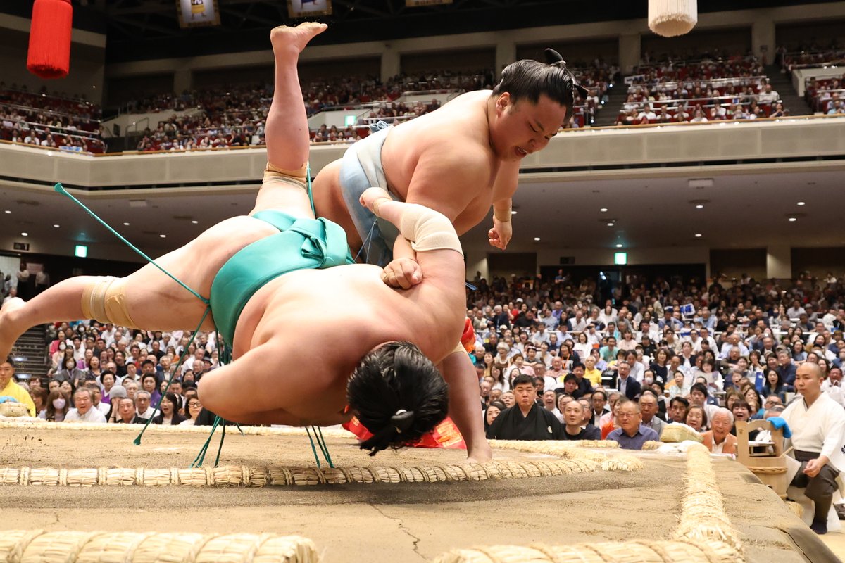 三日目の様子＞ 幕内取組 熱海富士（1勝2敗） 押し出し 王鵬（1勝2敗