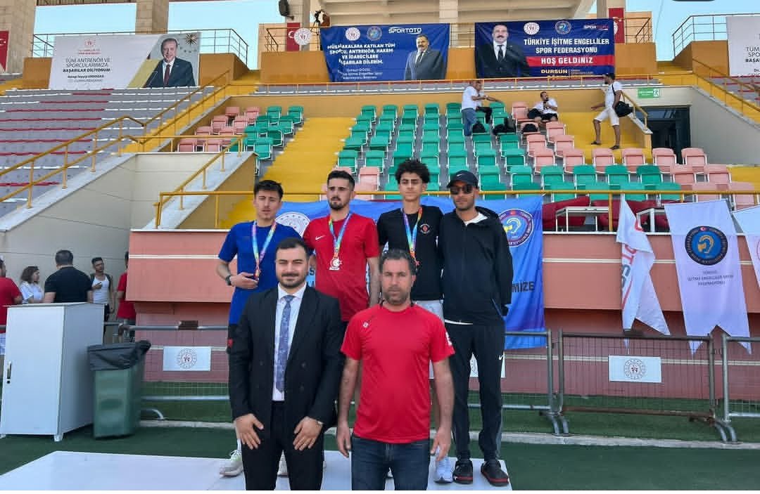 BitlisKYGM's tweet photo. 🇹🇷Türkiye İşitme Engelliler Türkiye Şampiyonası’nda yurt öğrencilerimiz Yusuf Baydur ve M.Emin Geylani Türkiye Şampiyonası'nda önemli dereceye girdiler. 🥇🏆
Kendilerini kutlarız. 👏👏👏

📍Beş Minare Yurdu https://t.co/NijdRPBpUe