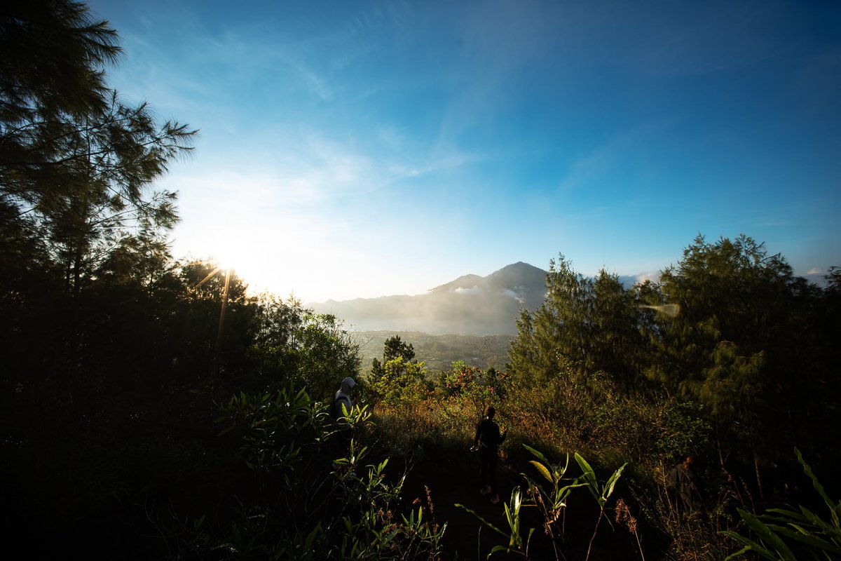 DamienCreatz's tweet photo. Assister au lever du soleil depuis le mont Batur : ✅
#MountBatur #sunrise #BaliIndonesia #NatureIsAmazing https://t.co/deleciE6TH