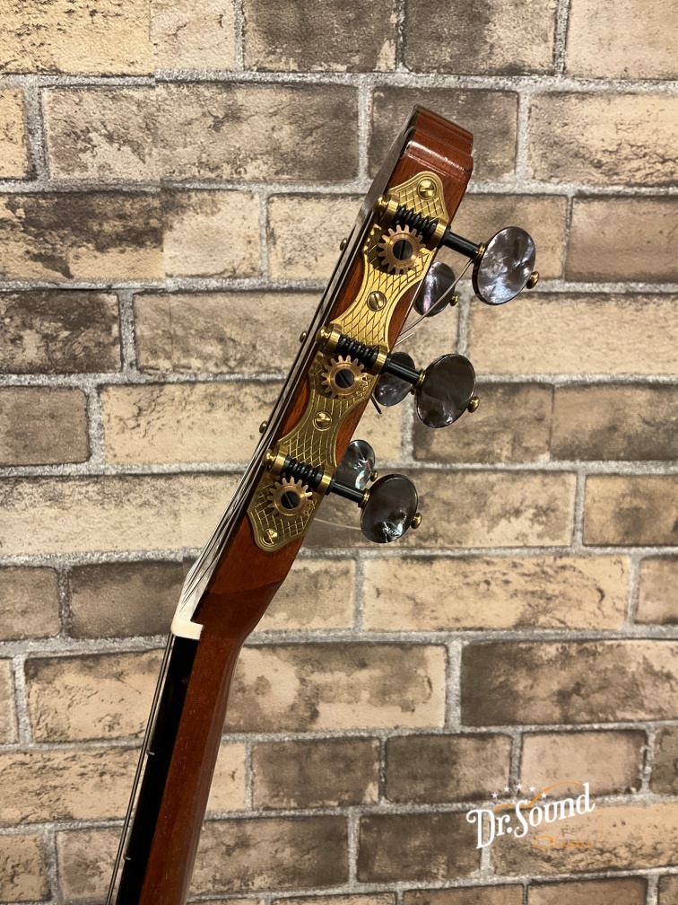 dr321897125's tweet photo. 新着入荷速報！

ヘルマン・ハウザー３世
Hermann Hauser Ⅲ　1985年製

税込販売価格　 ¥2,640,000-

https://t.co/2v6jLNqo1n

憧れの銘器ハウザー３世、小ぶりなボディサイズで柔らかくてとても弾きやすく、 心地よい弾き心地と格調高い高貴な音色を兼ね備えた至極の１本です！ https://t.co/M9HXiOVoS1