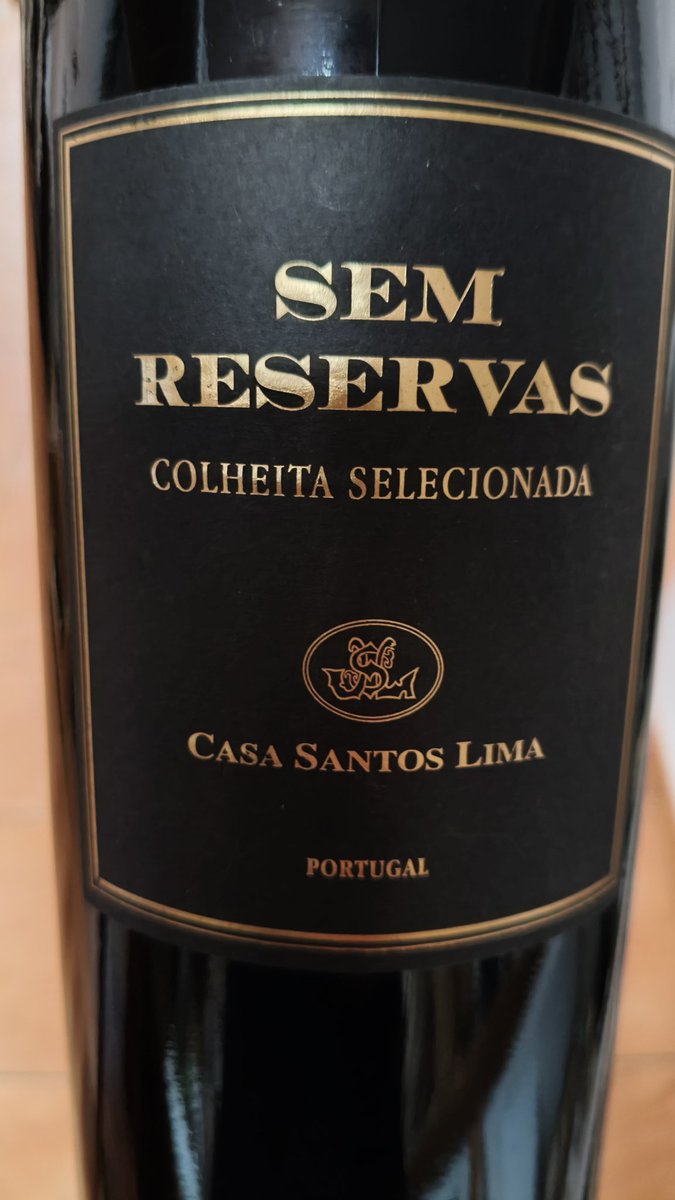 VinumMedia's tweet photo. "Cada copa de esta colheita seleccionada es un tributo de Casa Santos Lima a la tierra portuguesa; un vino sem reservas que entrega su alma de par en par, dejando en el paladar el eco dulce de un atardecer en Lisboa."
#vinummedia #longaevitae #casasantoslima #portuguesewine https://t.co/TSTwH4Mz0d