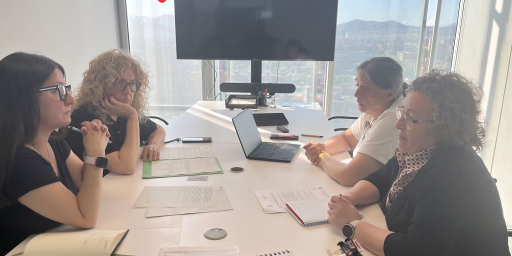 treballsocial1's tweet photo. Treball conjunt per millorar els serveis socials 🤝
El TSCAT s’ha reunit amb el Departament de Drets Socials i Inclusió per abordar el desplegament del WSocial i millorar l’accés als tràmits de dependència, incorporant la mirada del territori i de la professió.
#TSCAT #WSocial #Dependència #TreballSocial
https://t.co/xRK10xo7TA