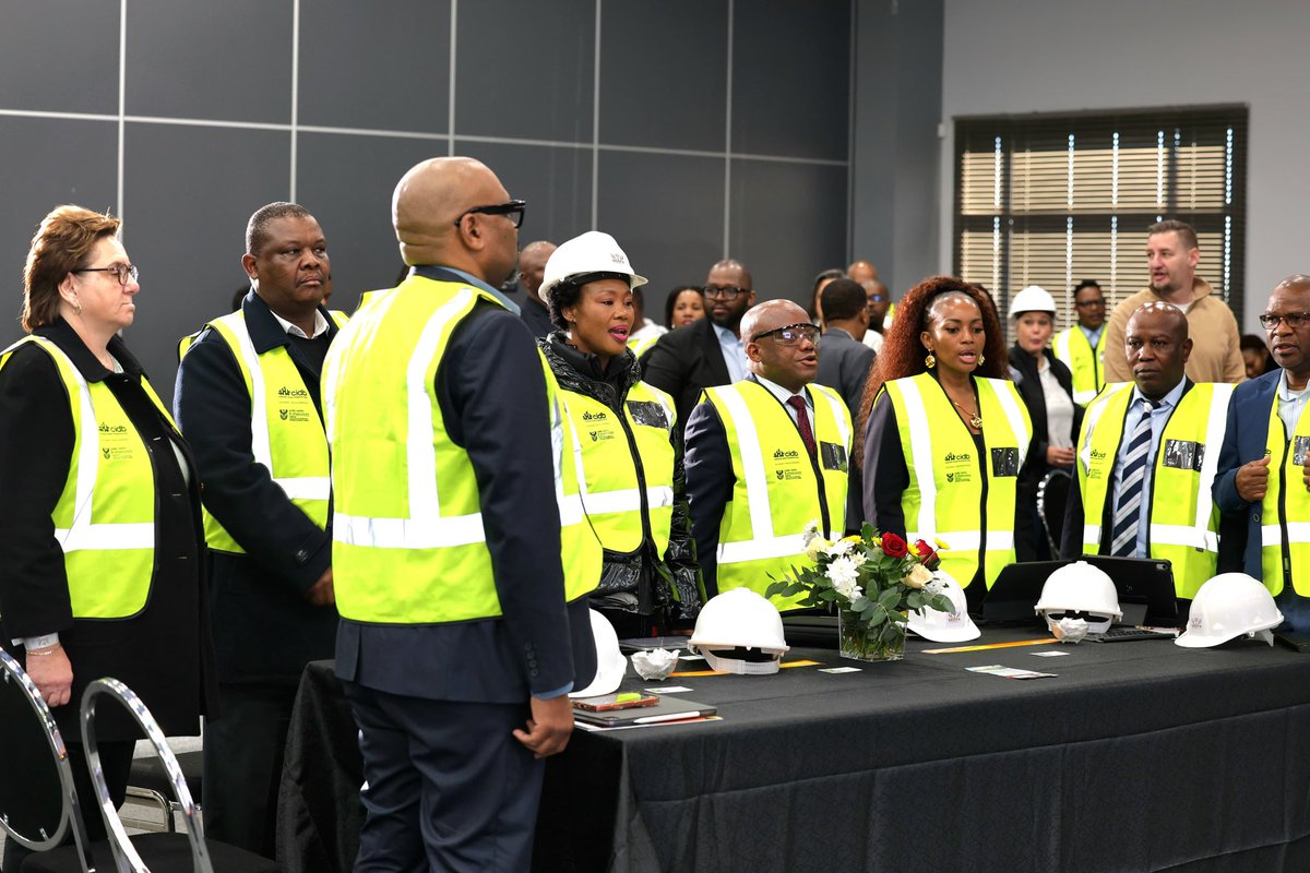 Stellarated's tweet photo. Today, we officially launched the #SEDFAConstructionFund, a R300 million initiative aimed at supporting qualifying construction MSMEs, particularly emerging CIDB-registered contractors.

#SEDFAConstructionFund
#SEDFASupportsMSMEs https://t.co/THb4mA2FwU