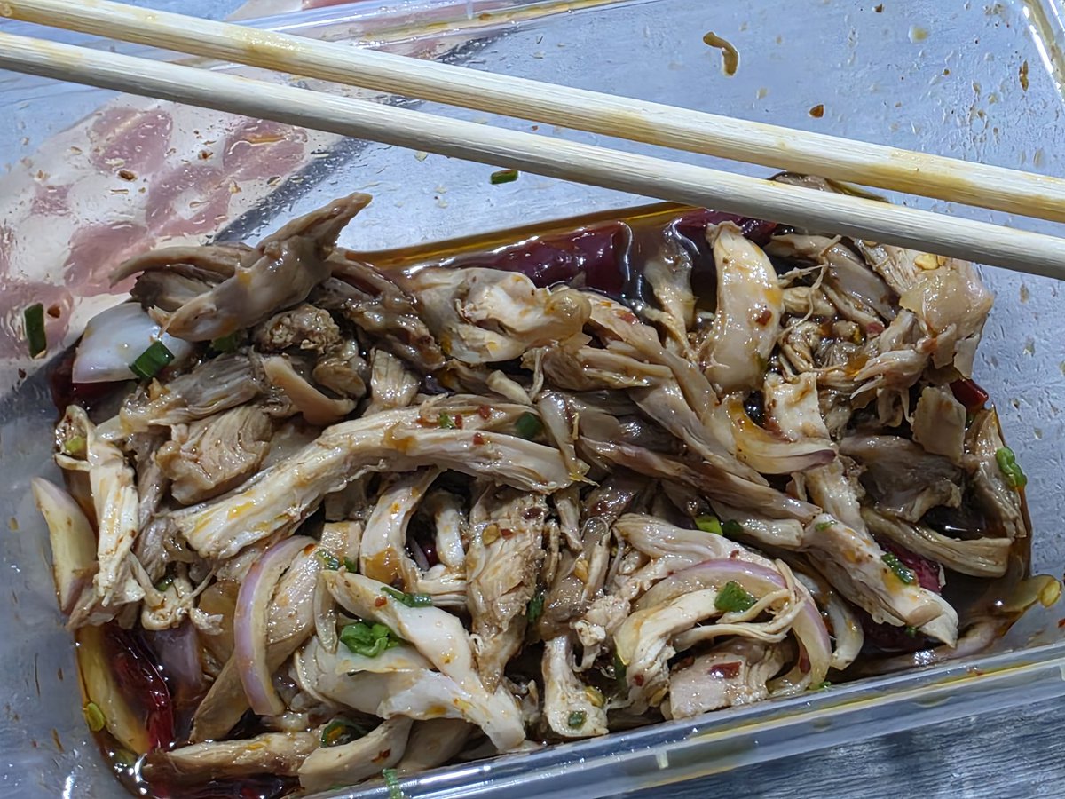 noinakungkung9's tweet photo. ขออวยยำไก่ฉีกหน่อยเถอะ กินครั้งแรกร้องว๊าวเลยล่ะ 😱 ไก่ก็นุ่มเคี้ยวก็ง่าย รสชาติก็แซ่บจัดจ้าน บอกเลยใครชอบกินแซ่บๆ คือเดอะเบส!! กลายเป็นเมนูโปรดที่ต้องสั่งซ้ำชัวร์ 😋🫰

#KwongKee #KwongKeeRoast 
#ComboOftheMonth #GrabFood
#ควองบะหมี่ต้มยำ https://t.co/UuuTnfcNWN