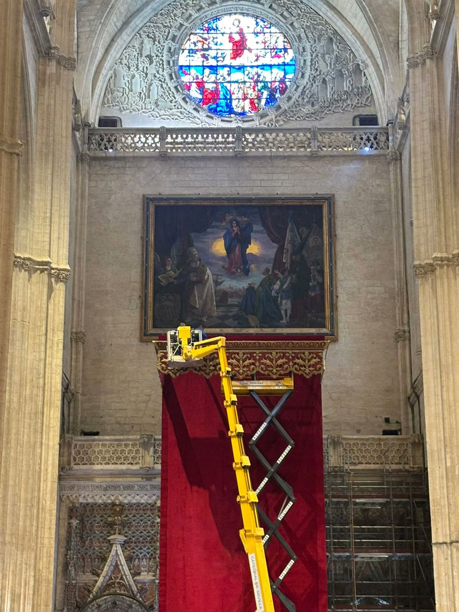 CatedraldeSev's tweet photo. El Cabildo inicia el montaje del Altar de Plata de la Catedral tras su proceso de restauración.

Los trabajos avanzan en el transepto del Evangelio, recuperando este espacio tras una intervención integral que ha incluido el conjunto de plata, su entorno arquitectónico, pinturas murales, retablos y piezas textiles.

El Altar de Plata, uno de los grandes monumentos eucarísticos del barroco español, comienza a recuperar su presencia en el crucero de la Catedral.

#CatedraldeSevilla #Restauracion #AltardePlata