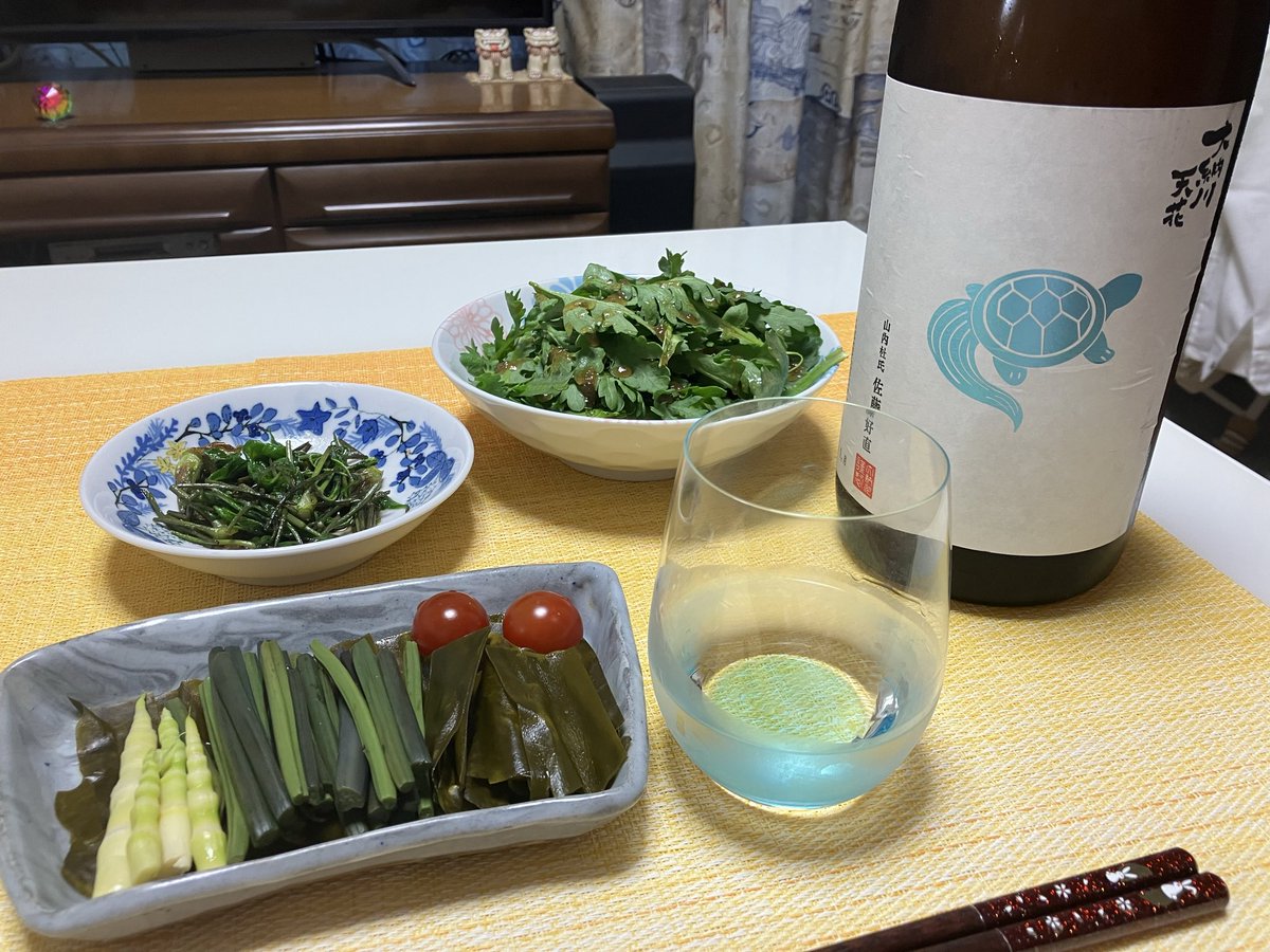 横浜へ戻りました🏙️
姉から貰った手作りの山菜昆布巻き
味わって頂きます

そんな日は、#大納川
天花
純米大吟醸 無濾過生原酒
🌾は、亀の尾

フルーティーに香る😄
の割にスッキリ
でも、後味じわっと甘さが😋

大納川は、勿論秋田の🍶ですが
富山も横浜も関係が深いと分かったので…

#日本酒