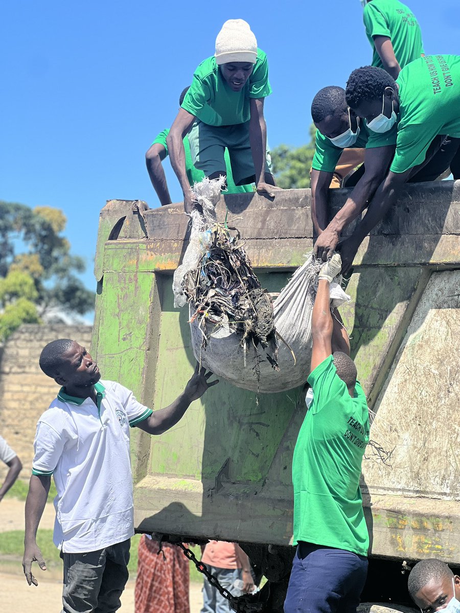 KijiweniUplift's tweet photo. On Saturday Jomvu was more than a clean up site, it was unity in action
Together with other #communityorganizations, stakeholders & changemakers, we joined a clean-up drive courtesy of Volcano CBO, united by one Mission creating a cleaner, healthier environment
#CleanUpDrive https://t.co/pL3NxgPRd1