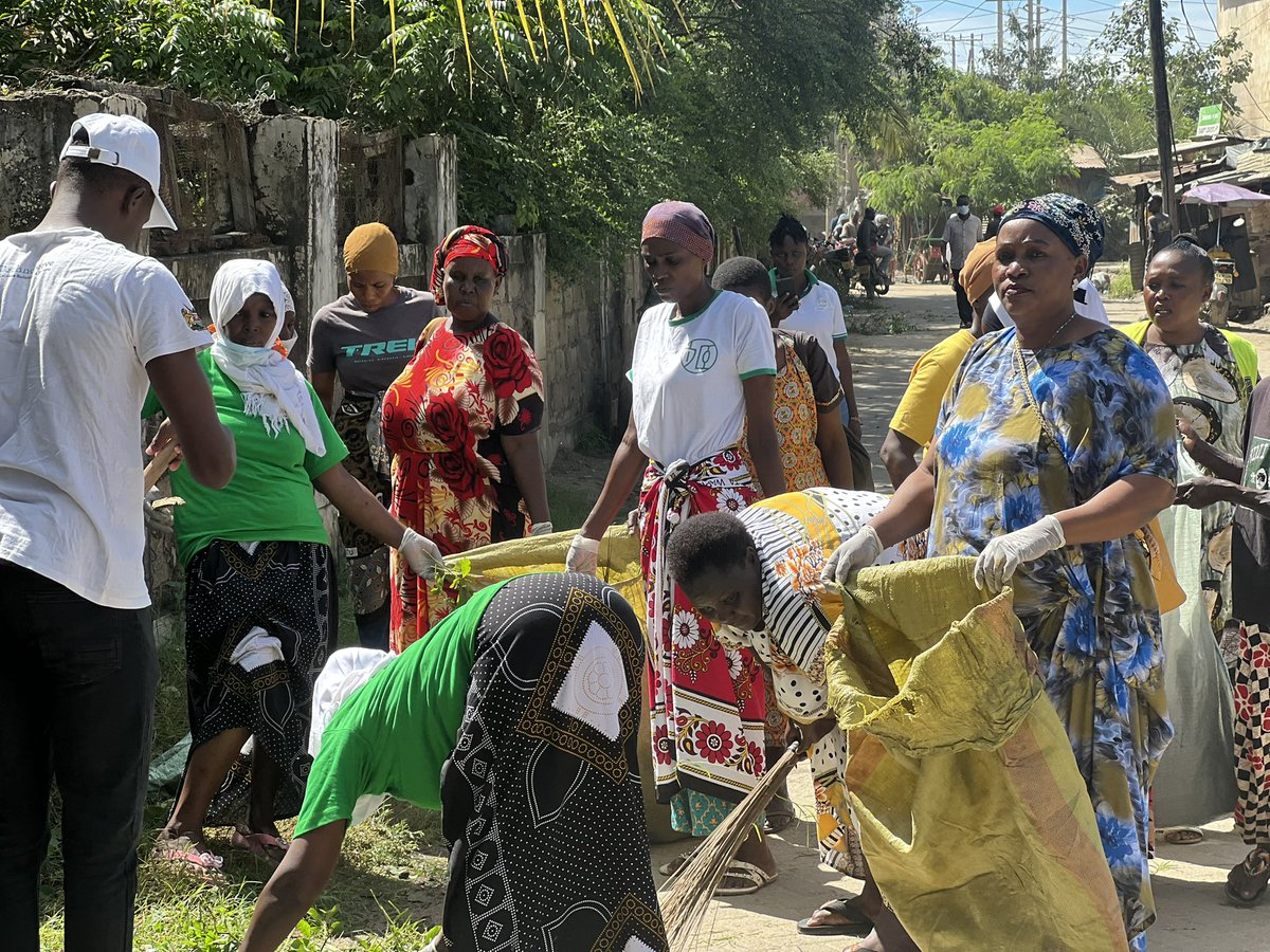 KijiweniUplift's tweet photo. On Saturday Jomvu was more than a clean up site, it was unity in action
Together with other #communityorganizations, stakeholders & changemakers, we joined a clean-up drive courtesy of Volcano CBO, united by one Mission creating a cleaner, healthier environment
#CleanUpDrive https://t.co/pL3NxgPRd1