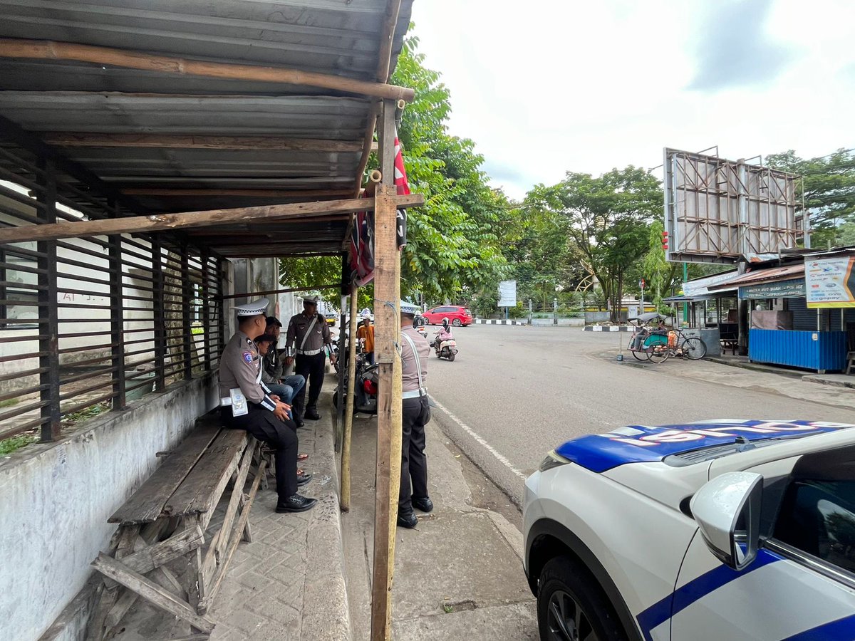 zebratapin's tweet photo. Polantas Menyapa

SatLantas Polres Tapin Melaksanakan Kegiatan Polantas Menyapa kepada Komunitas Ojek Pengkolan di Kota Rantau serta Memberikan Himbauan Keselamatan Berlalu Lintas Pada Saat Berkendara.. https://t.co/ev3V7pJ2M9