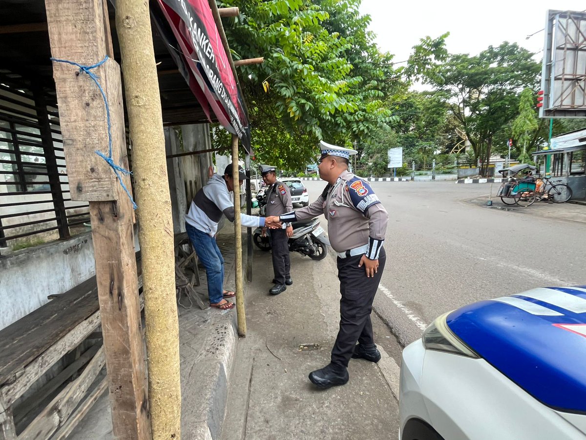 zebratapin's tweet photo. Polantas Menyapa

SatLantas Polres Tapin Melaksanakan Kegiatan Polantas Menyapa kepada Komunitas Ojek Pengkolan di Kota Rantau serta Memberikan Himbauan Keselamatan Berlalu Lintas Pada Saat Berkendara.. https://t.co/ev3V7pJ2M9