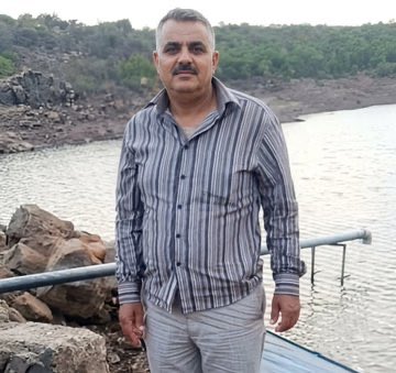 hibezer's tweet photo. Suriye’de HTŞ-Yeni Suriye tarafından Alevilere yönelik soykırım hız kesmeden devam ediyor. Son 5 gün yaşananlardan bazıları: Humus’ta işten evine döndüğü sırada hedef alınan Süleyman Kablan, otobüs şoförü Salih Ab hayatını kaybetti. Yine Humus’ta, Azdşir El-Hadir (El-Zaroufi), eşi ve oğluyla birlikte evlerinde uğradıkları saldırıda yaşamını yitirdi.
Can kayıplarının yanı sıra kaçırılma olayları da sürüyor; 21 yaşındaki Betül Süleyman Alluş ve 17 yaşındaki Sara Abdu Halum’un sözde güvenlik güçleri tarafından kaçırıldığı bildirildi. ##StopAlawiteGenocideInSyria