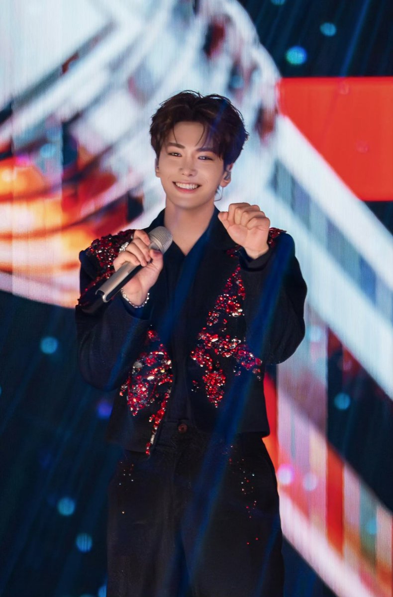 polarix_update's tweet photo. Ziheng weibo update✨
Baterai panggung 100% 🔋
Setiap pertunjukan adalah pengalaman baru
Perjalanan unik melalui musik tradisional Tiongkok, sangat menyenangkan ✌️
#国乐无双金曲z盛典##微博演出季#
#polarix #luminix #shaoziheng #ziheng #owen https://t.co/Yz3onWKhqE