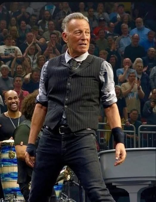 VLafora's tweet photo. @BDoltri @PamSpringsteen Bruce morning Davide. Happy #SpringsteenTuesday mio fratello.
Come on ππβ!
π· By Kelly MacFourteen https://t.co/Xk4sydCnhw