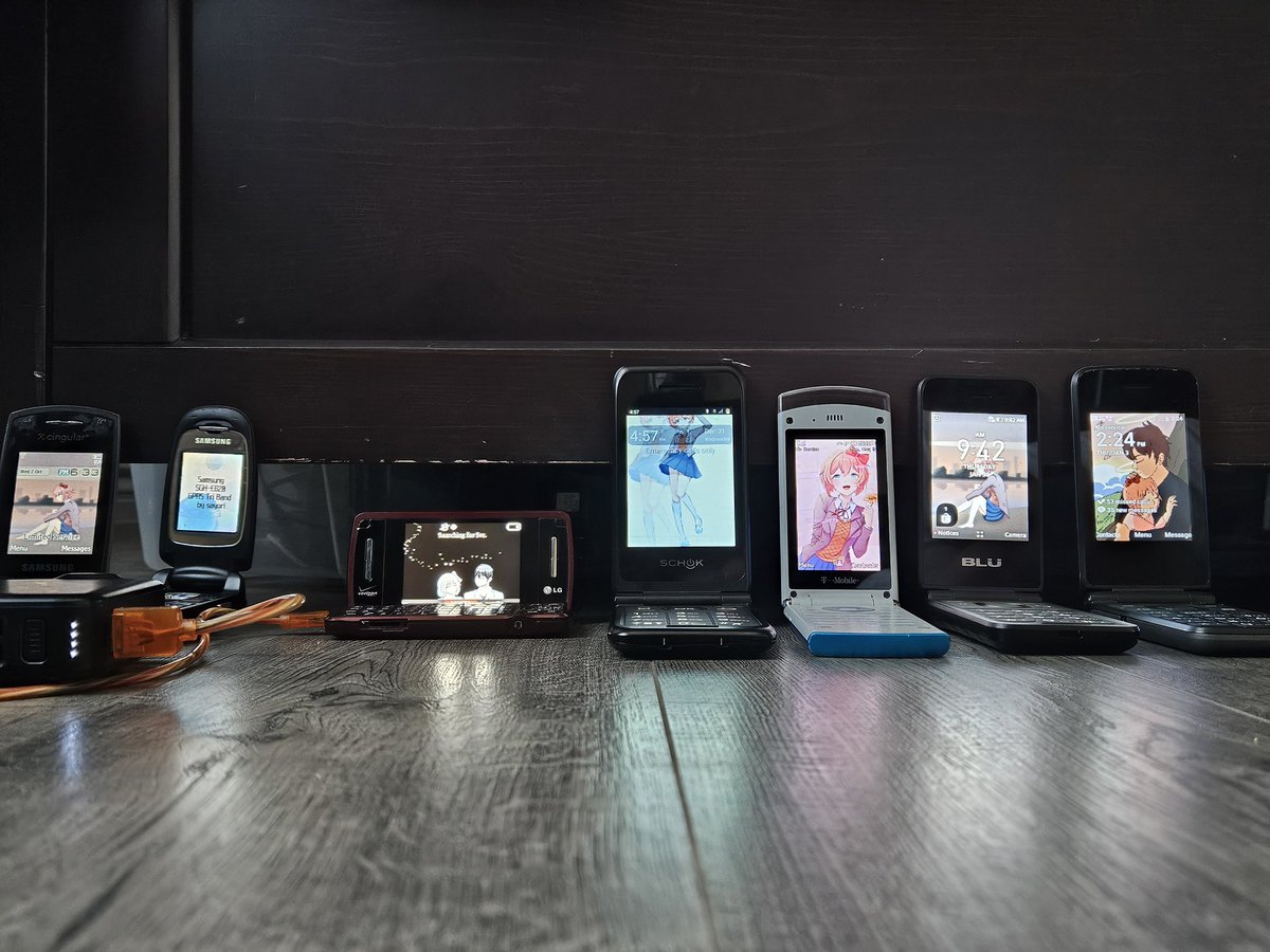 ConnorKell49694's tweet photo. @Sayoribunshine Ahh the the beautiful phone's all lined up. https://t.co/kmizlCR1Lg