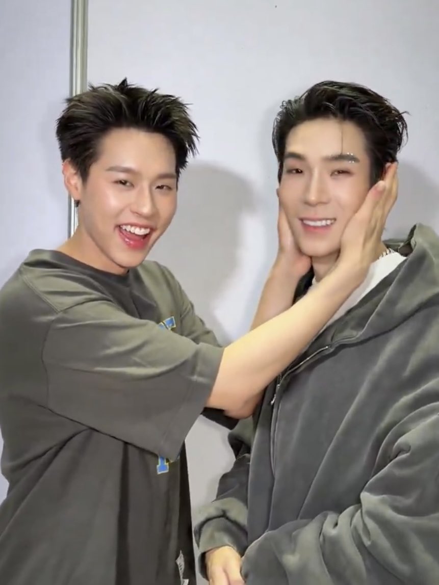 แล้วมีแนบภาพในอดีตด้วย อ่ย555555555555 โตขึ้นทั้งคู่เยยนิ่ ㅠ ㅠ ㅠ ㅠ ㅠ ㅠ ㅠ ㅠ