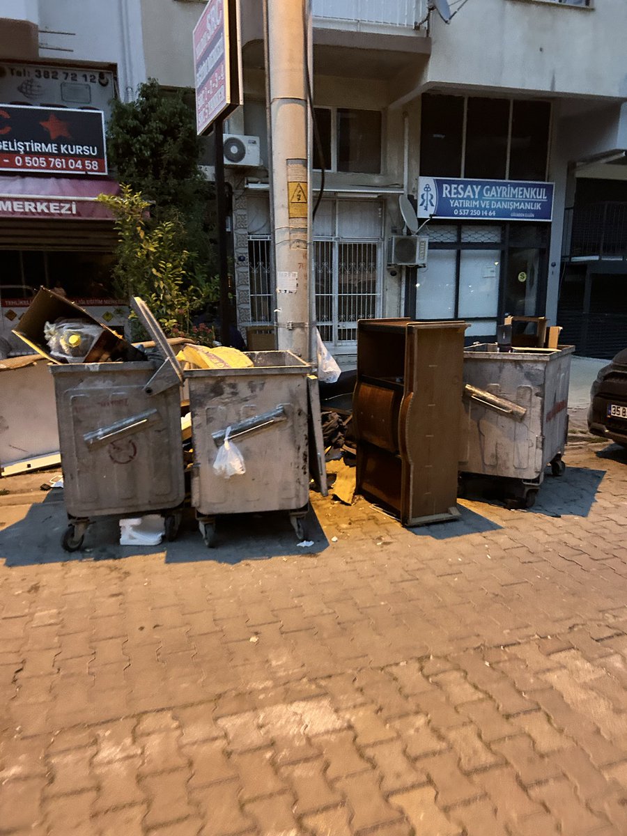 recepceltek's tweet photo. Nergiz Mah. 1775/6 sokağın hali. Şikayet ettiğimiz halde kaldırımlar hem çöplerle hem arabalarla işgal altında. Ne zaman müdahale edeceksiniz? Artık yeter yıllardır aynı sorun. 
@karsiyaka_bel @izmirbld https://t.co/tqjINAhwKC