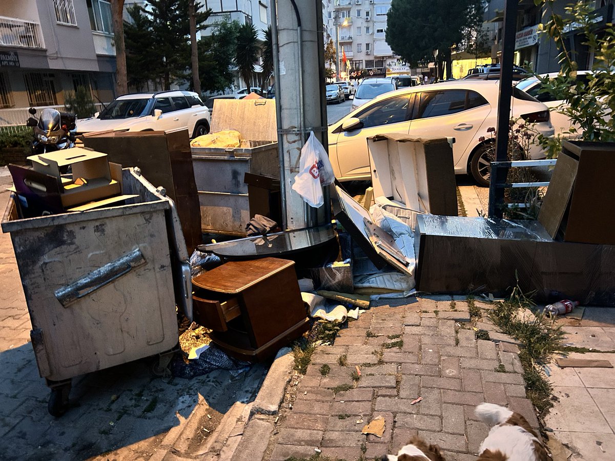 recepceltek's tweet photo. Nergiz Mah. 1775/6 sokağın hali. Şikayet ettiğimiz halde kaldırımlar hem çöplerle hem arabalarla işgal altında. Ne zaman müdahale edeceksiniz? Artık yeter yıllardır aynı sorun. 
@karsiyaka_bel @izmirbld https://t.co/tqjINAhwKC