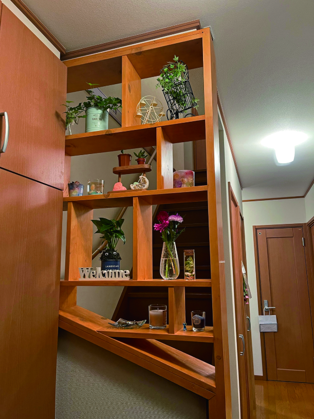 dopa_diy's tweet photo. 【目隠しを兼ねる階段の手すり棚DIY】
玄関のすぐ先にある階段の手すりの上に、目隠しを兼ねる棚を製作。背板を張って完全にふさいでしまうと閉塞感が生まれるだろうと、背板のない飾り棚に。観葉植物や雑貨を飾ると、玄関からの視線をほどよく遮ることができる。（千葉県／名和さん製作）

dopa（2026年3月号）『DIYリノベのアイデア図鑑』特集 https://t.co/Z4FH0UsRef