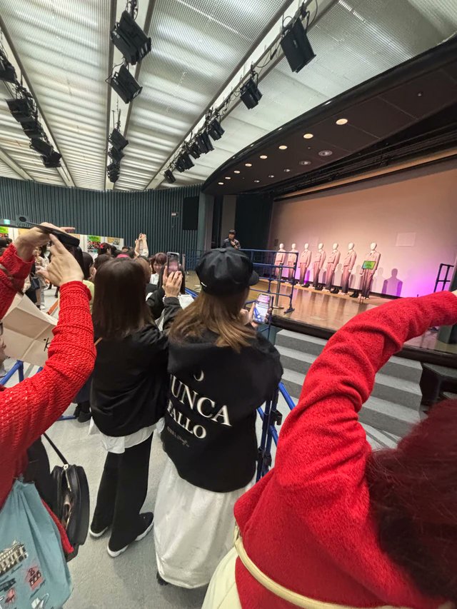 yu___maruryn7's tweet photo. CLASS SEVENリリイベの握手会にて剥がしに対抗（赤） https://t.co/kgMydJbUIZ