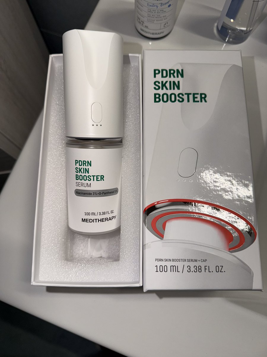 Strodobodo's tweet photo. Stagione nuova, skincare nuova 

In Corea vivono nel 3000: il tappo con luce led per applicare il siero e andare più in profondità è spaziale 

#YesStyle #yesstyleinfluencers #meditherapy #koreanserum #skinplump #hyaluronicacidserum #meditherapy #pdrnskinboosterserum #cicapdrn https://t.co/JW24K2dnEm
