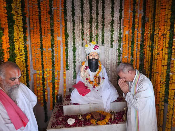 dr_satyapal's tweet photo. शक्ति और भक्ति की भूमि #राजस्थान के #टोंक जिले के गाँव #धुआँ_कला में भक्त शिरोमणि श्री धन्ना भगत जी की मूर्ति प्राण प्रतिष्ठा एवं धर्मशाला के लोकार्पण कार्यक्रम में आयोजित नव कुण्डीय महायज्ञ में पूर्ण आहुति देने का परम सौभाग्य प्राप्त हुआ l साथ में श्री श्री 1008 धन्नभगत पीठाधीश्वर बजरंगदेवाचार्य जी का भी आशीर्वाद पाकर धन्य हो गया ।