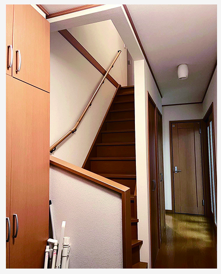 dopa_diy's tweet photo. 【目隠しを兼ねる階段の手すり棚DIY】
玄関のすぐ先にある階段の手すりの上に、目隠しを兼ねる棚を製作。背板を張って完全にふさいでしまうと閉塞感が生まれるだろうと、背板のない飾り棚に。観葉植物や雑貨を飾ると、玄関からの視線をほどよく遮ることができる。（千葉県／名和さん製作）

dopa（2026年3月号）『DIYリノベのアイデア図鑑』特集 https://t.co/Z4FH0UsRef
