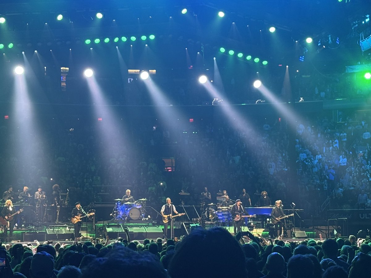PaulApp0505's tweet photo. Buenos Dias Vicente. What a night. It’s late here but have a great day my friend @VLafora ❤️❤️ @springsteen ❤️❤️
⬇️⬇️ From tonight #MSG1 https://t.co/cKY81jSSGc