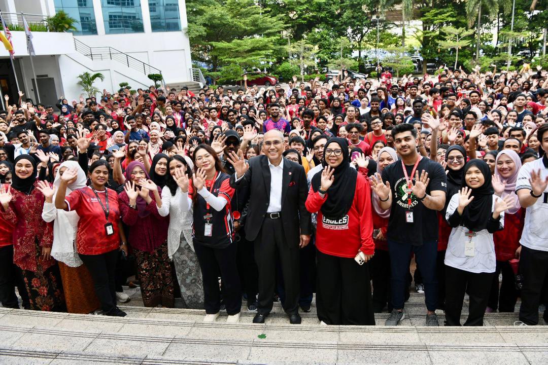 MohdShukriYajid's tweet photo. Pleased to flag off the major mentoring programme organised by @MSUmalaysiaFBMP with the theme "Eco Spark: The CARE Challenge". A meaningful platform to reconnect and re-engage students with mentors and inspire growth through guidance and shared experience. @MSUmalaysia #MSUsdg https://t.co/lAau76NsfN
