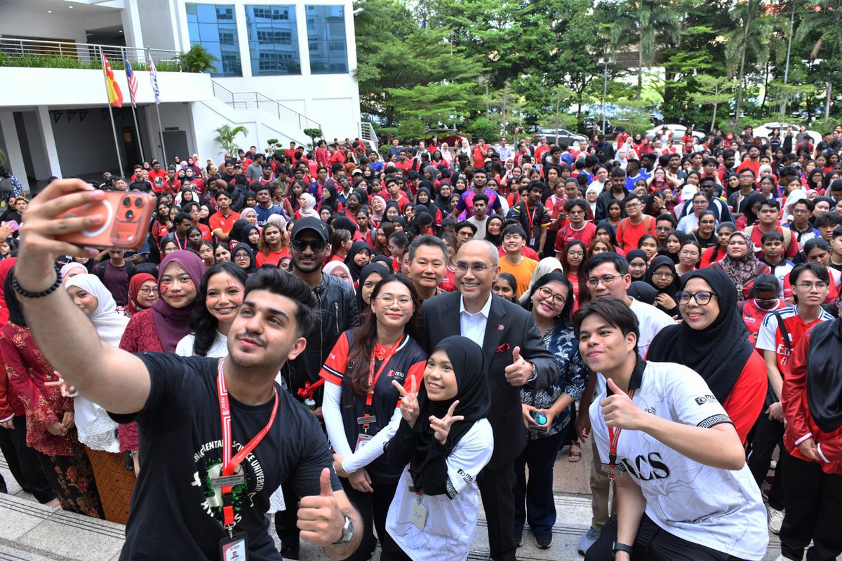 MohdShukriYajid's tweet photo. Pleased to flag off the major mentoring programme organised by @MSUmalaysiaFBMP with the theme "Eco Spark: The CARE Challenge". A meaningful platform to reconnect and re-engage students with mentors and inspire growth through guidance and shared experience. @MSUmalaysia #MSUsdg https://t.co/lAau76NsfN