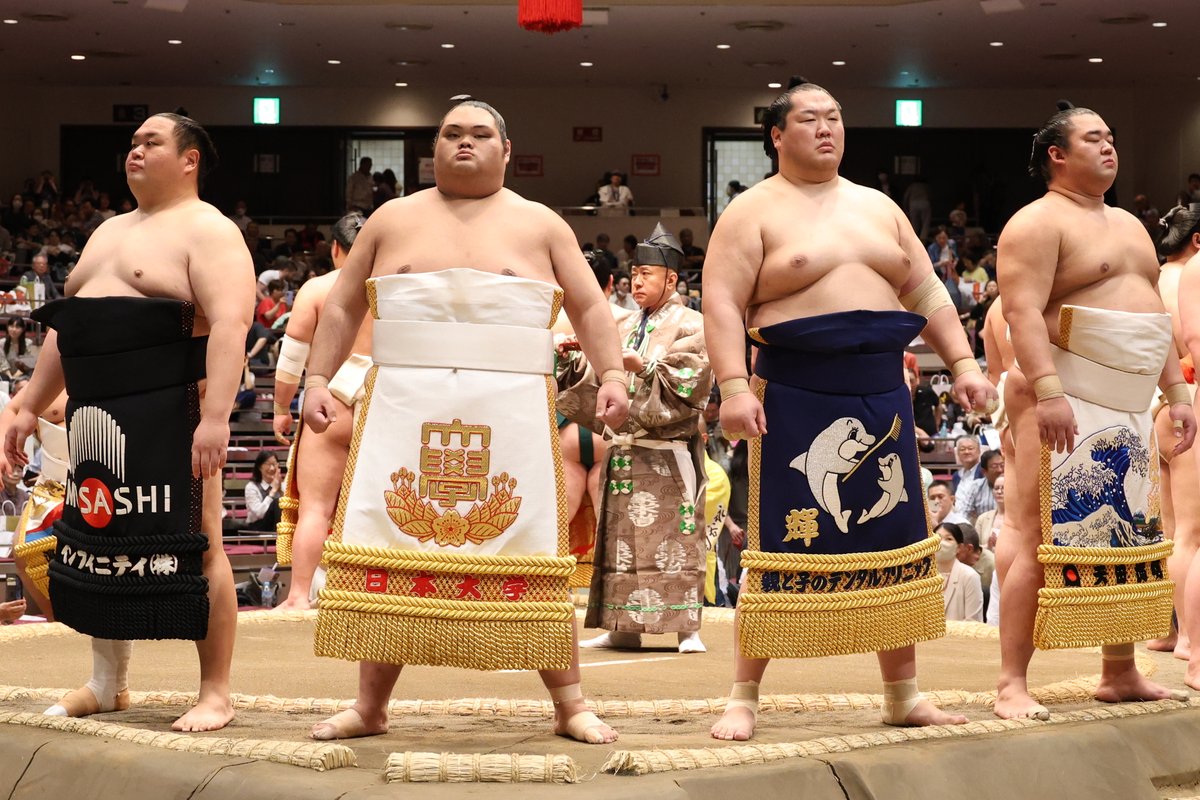 三日目の様子＞ 十両土俵入り 左から 友風 (中村部屋) 一意 (木瀬部屋