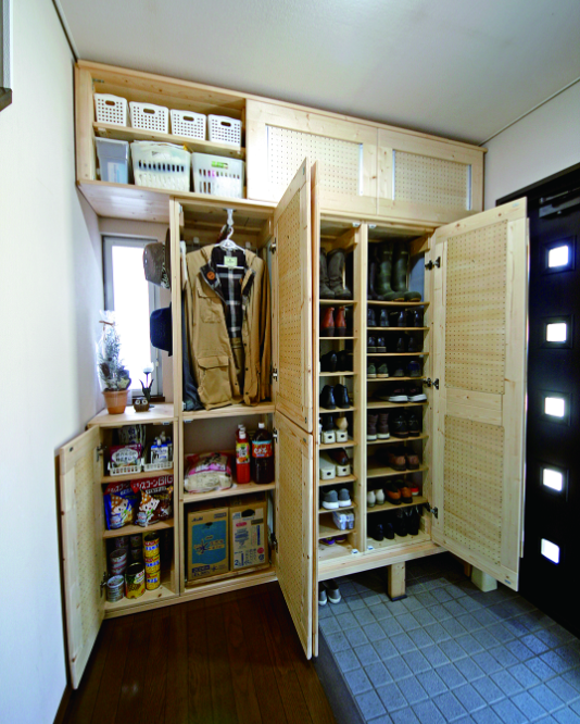 dopa_diy's tweet photo. 【収納DIY／玄関に収納を作る】
収納が少ない住宅のため、比較的ゆとりがある玄関にマルチ収納を製作。靴棚や傘立てといった定番の玄関収納に留まらず、ミニクローゼット、パントリーなどの役割も担い、その分、ほかの部屋はすっきり。（秋田県／吉田邸）

dopa（2026年3月号）『DIYリノベのアイデア図鑑』特集 https://t.co/Z4FH0Utp3N
