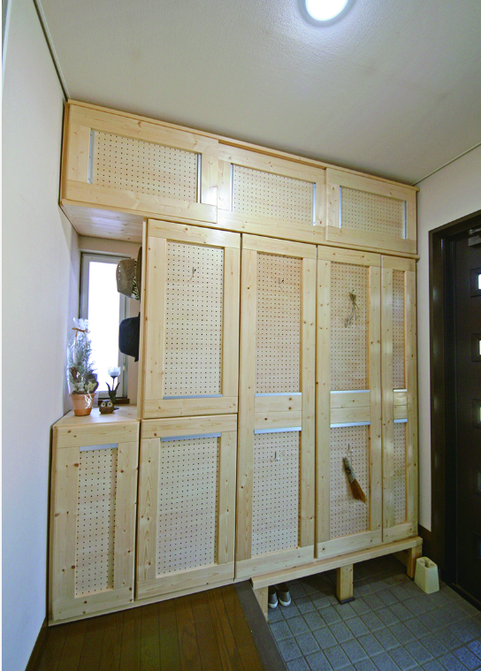 dopa_diy's tweet photo. 【収納DIY／玄関に収納を作る】
収納が少ない住宅のため、比較的ゆとりがある玄関にマルチ収納を製作。靴棚や傘立てといった定番の玄関収納に留まらず、ミニクローゼット、パントリーなどの役割も担い、その分、ほかの部屋はすっきり。（秋田県／吉田邸）

dopa（2026年3月号）『DIYリノベのアイデア図鑑』特集 https://t.co/Z4FH0Utp3N