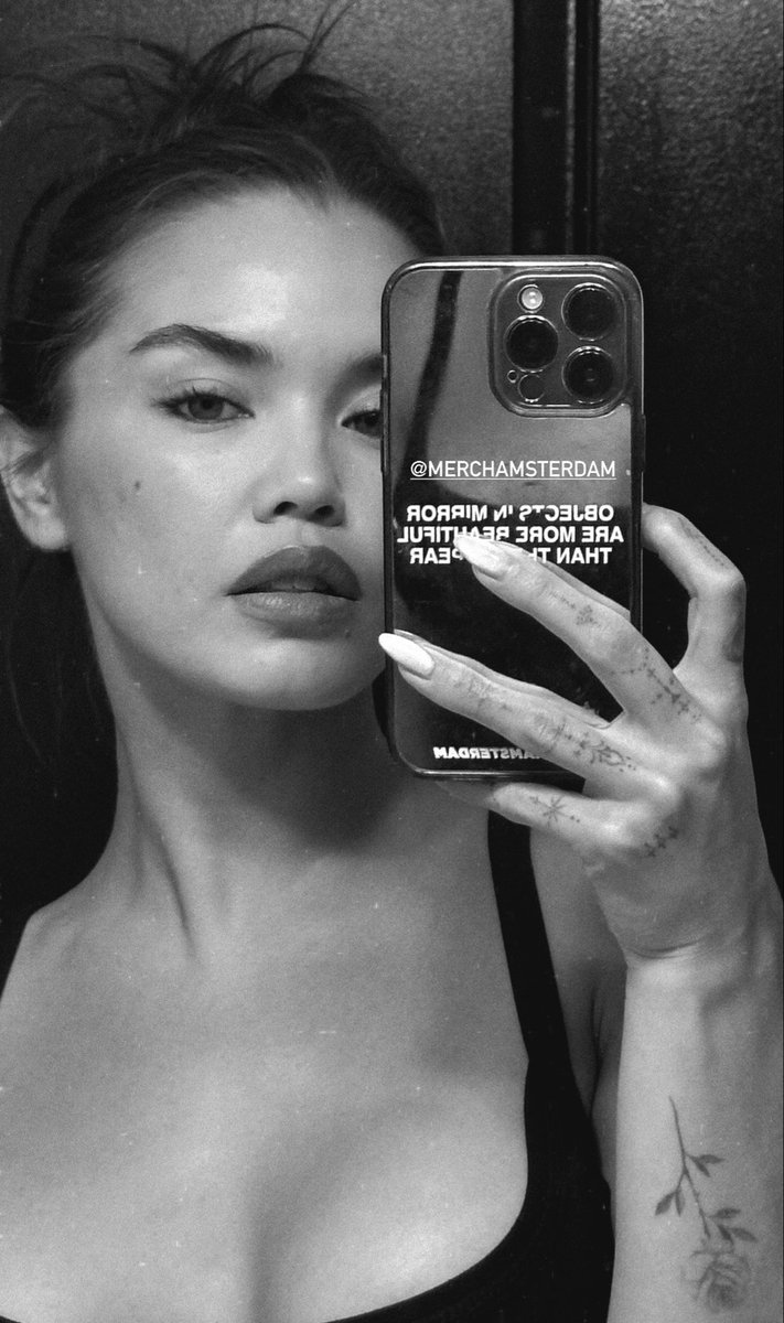 imparisssb's tweet photo. think it’s finally time to get ready for bed 🖤 https://t.co/IUax9pAlY6