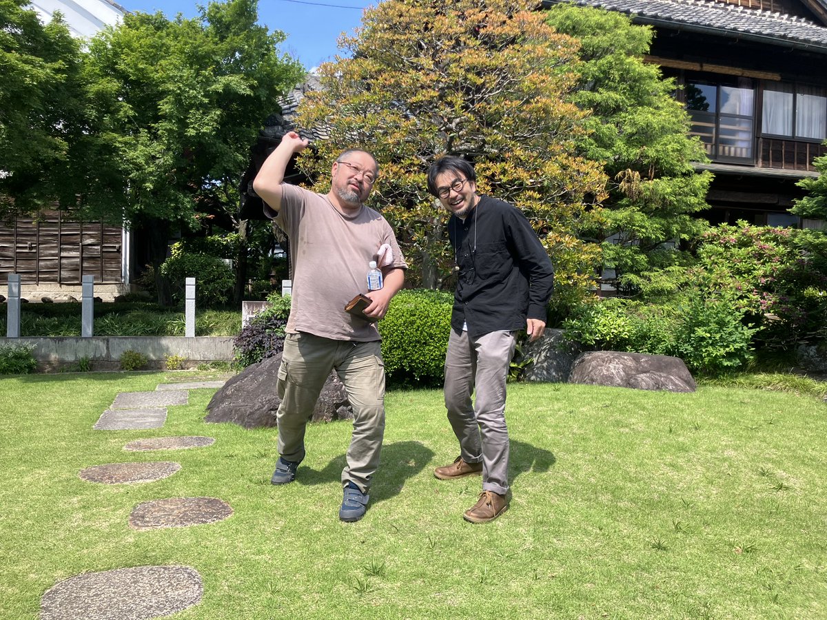 KurumayaMuseum's tweet photo. 小山市在住アーティスト、タムラサトルさんが、生井新館長に会うため来館されました。実は同じ中学校出身のお二人。生井館長が1年生時に、タムラさんは3年生だったそうです。中学校のジャージのデザインなど、昔話に花が咲きました。
#タムラサトル  #生井亮司 https://t.co/jRHqXSlxFS