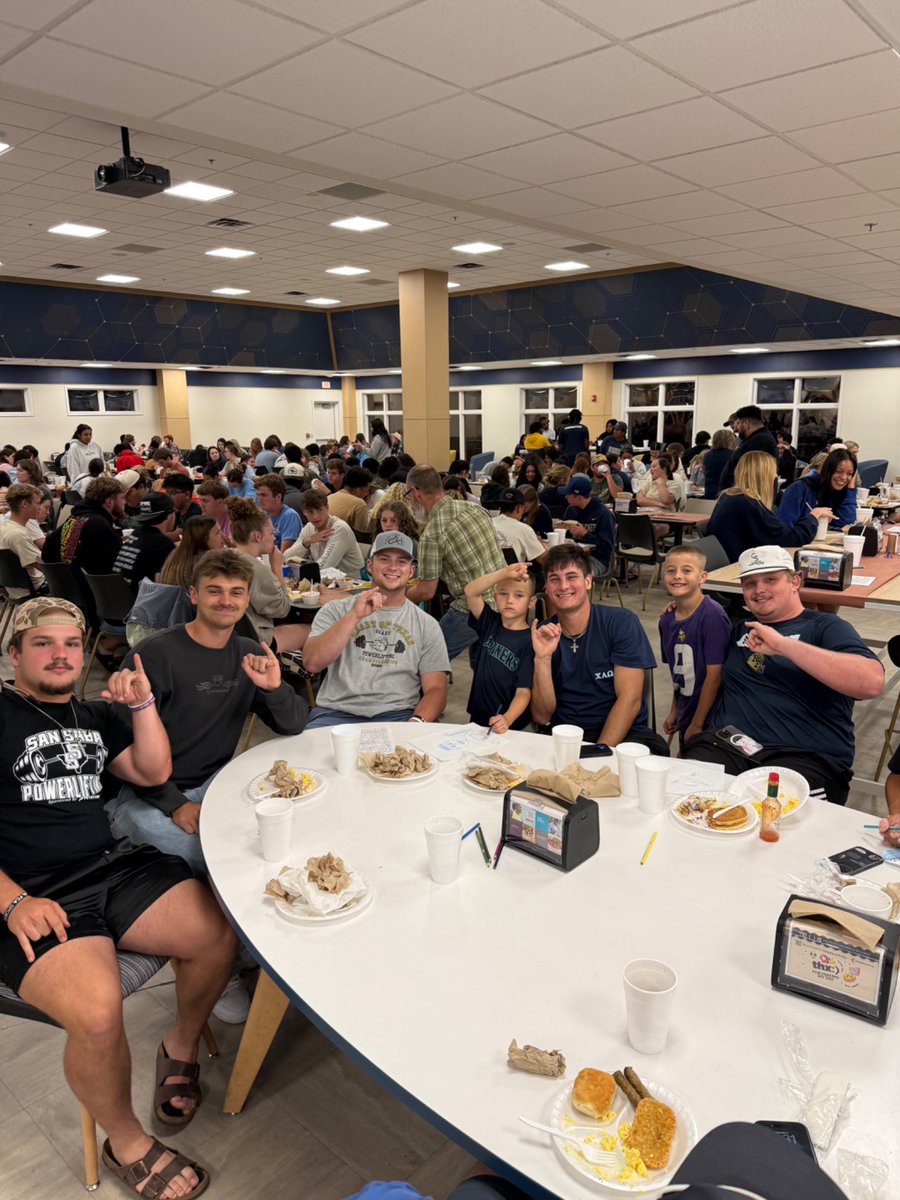 CoachGipson11's tweet photo. Finals Week in Brownwood ✅
Pancake Supper - one of the highlights of the semester ✅
Gain 10 lbs eating Cinnamon Rolls ✅
Building the Brotherhood✅
Building the GPA 🙏🤞

#StingEm
#TearOffTheRoof https://t.co/HLLIHt3OEk