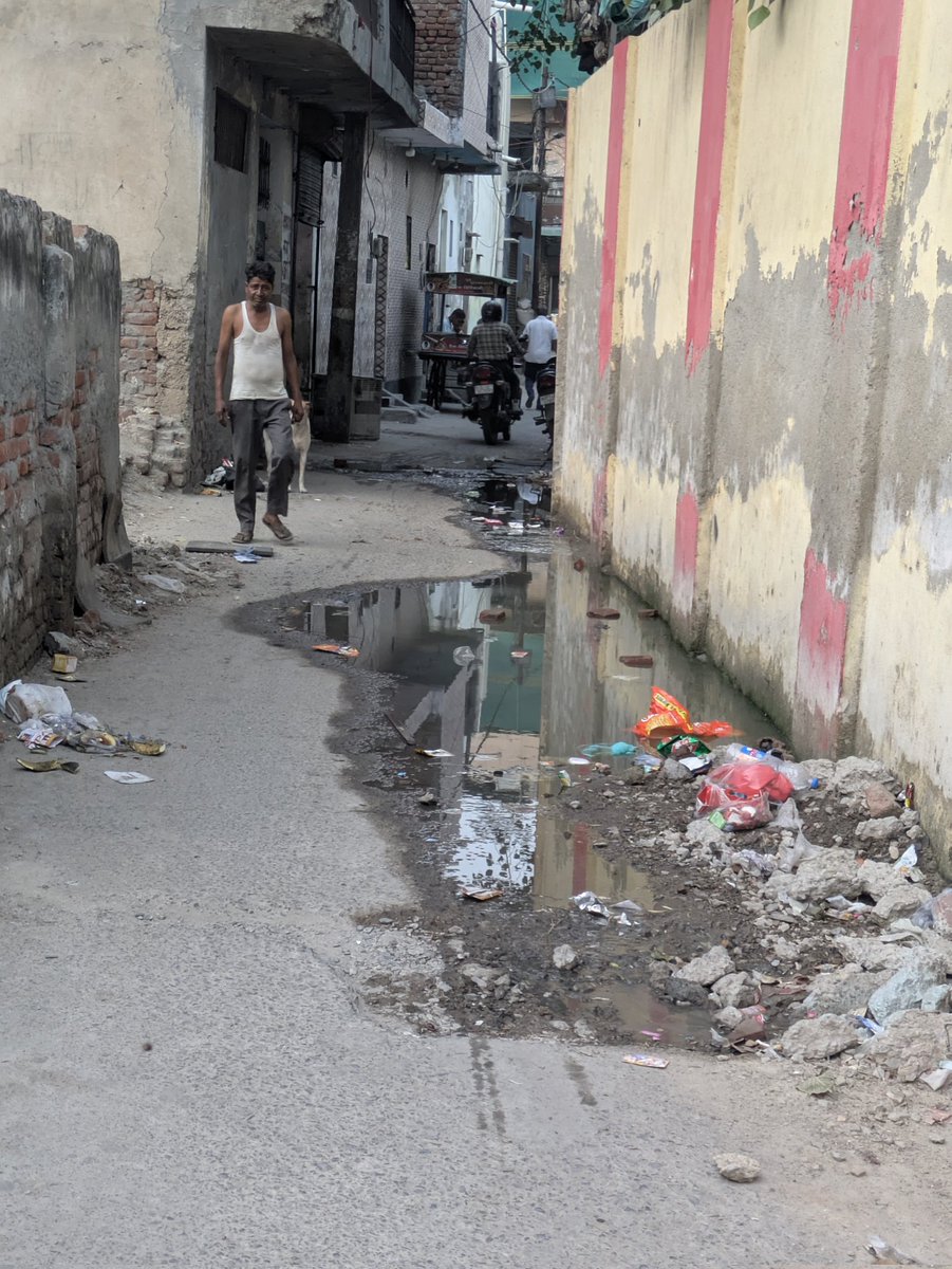 praveshkumar03's tweet photo. @InduPrakashPCS @NoidaAuthority Morna Panchayat ghar Gali ka Haal sewage overflow https://t.co/o5I6WEqu1T